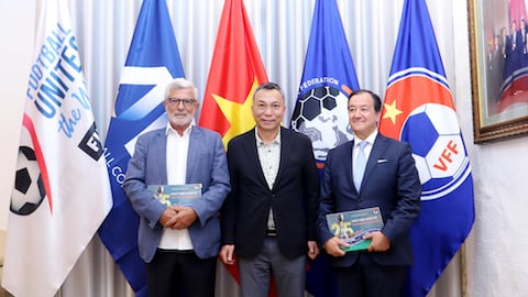 HLV Henrique Calisto thăm LĐBĐ Việt Nam